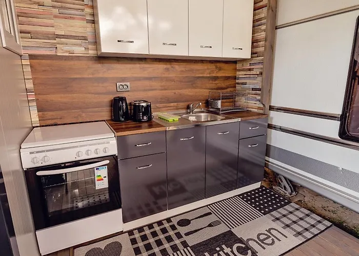 каравани Avi Iris фичоза * וארנה