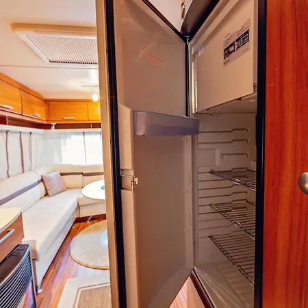 Campingplads каравани Avi Iris фичоза *