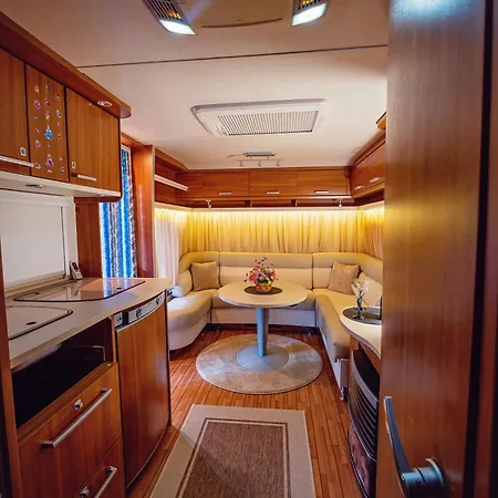 Campingplads каравани Avi Iris фичоза *