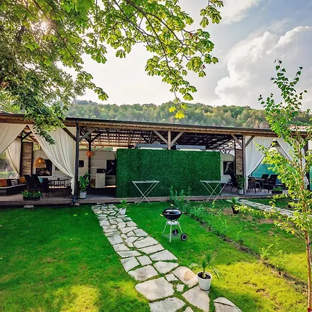 каравани Avi Iris фичоза Campingplads