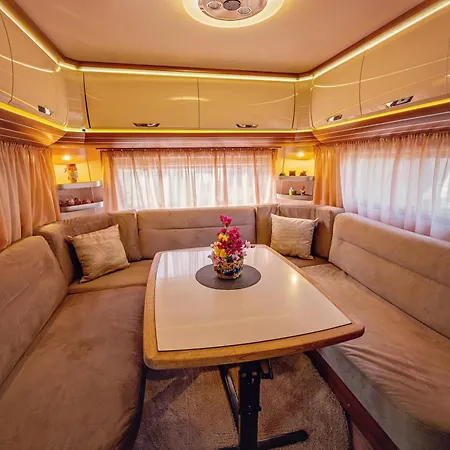 Campingplads каравани Avi Iris фичоза