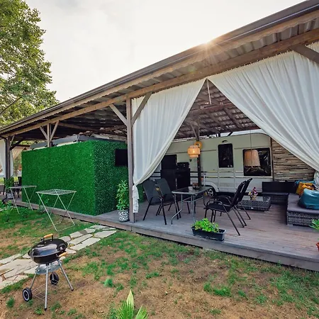 Campingplads каравани Avi Iris фичоза