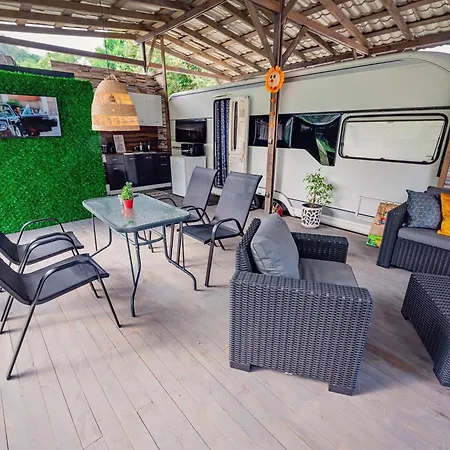 Campingplads каравани Avi Iris фичоза