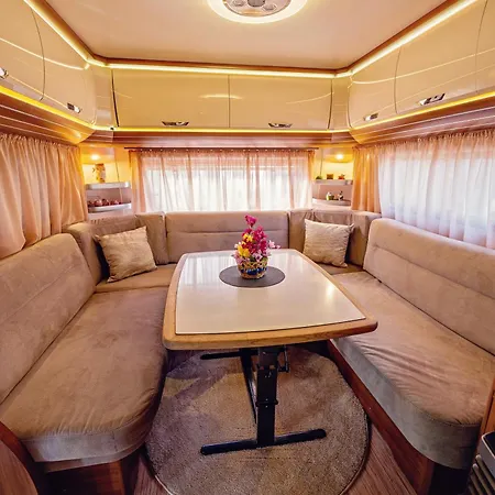 Campingplads каравани Avi Iris фичоза