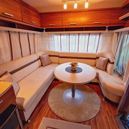 Campingplads каравани Avi Iris фичоза